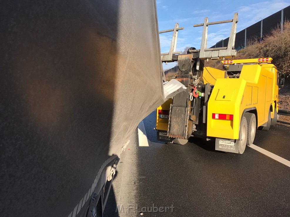 LKW Ladung verschoben A 3 Rich Oberhausen Hoehe AS Koeln Dellbrueck SP P11.jpg